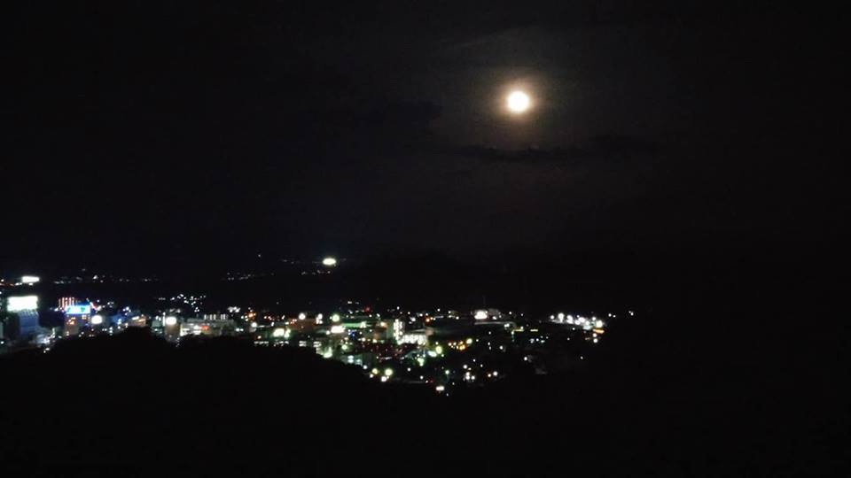 米子城址から見る満月